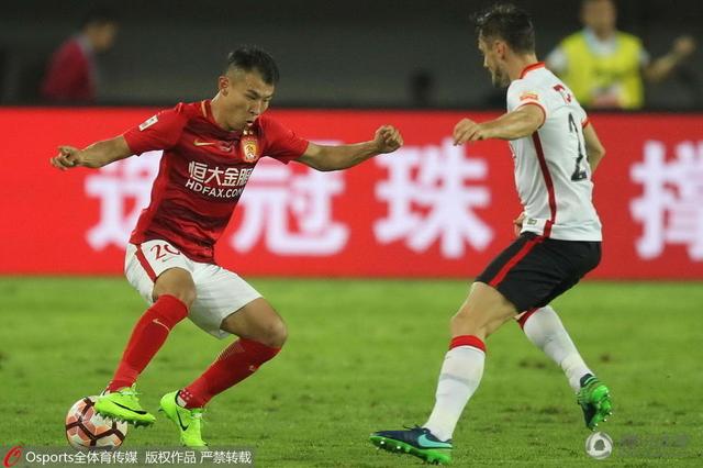 在饰演藤井树时，她的姿态松弛自然，有着略带男孩气的洒脱。