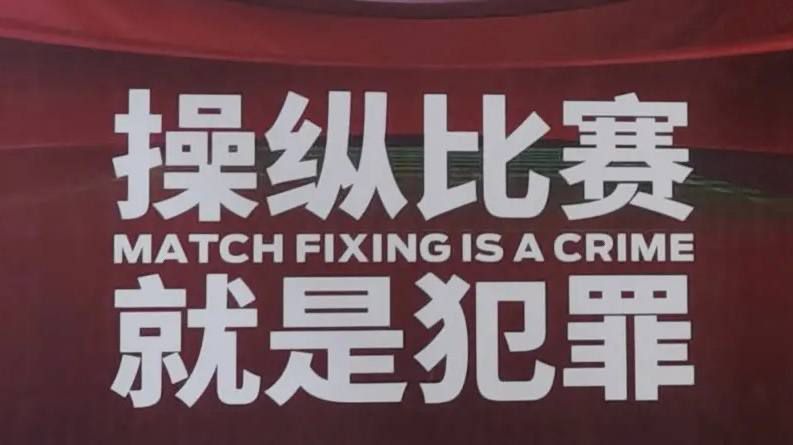 干净清新的妆容和随风摆动的发丝，更是增添了小女人的妩媚。
