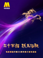 卡梅隆·迪亚茨身穿拼贴礼服亮相，标志大嘴笑得十分惊悚。