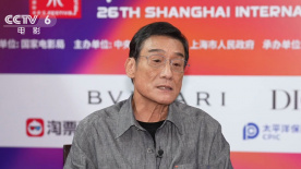 影后身穿红色性感连衣裙，身材窈窕，男星艾赫尼奥·德伯兹亲吻影后蜡像。